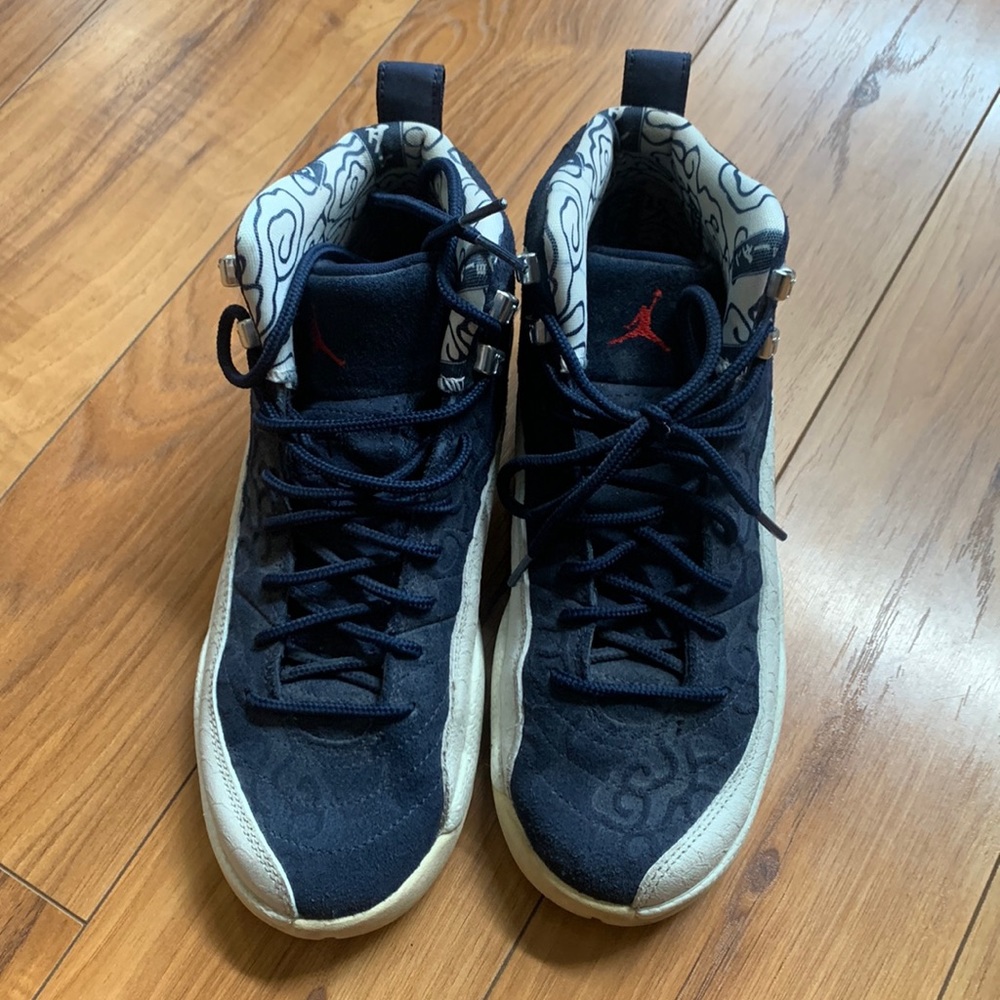 Jordan 12s size 5.5 Youth